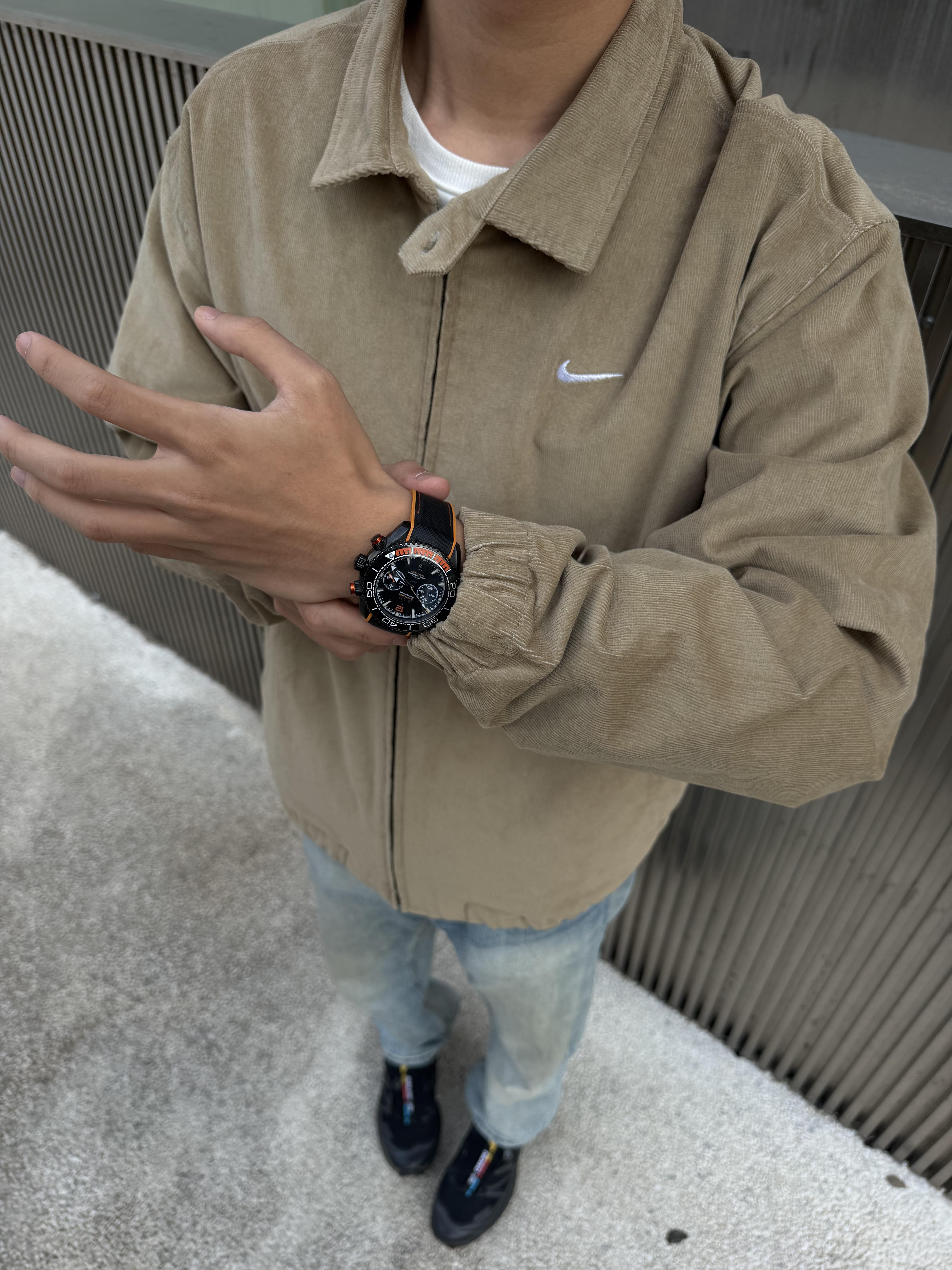 Nike卡其外套+欧米伽运动手表,干净又有细节